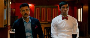Le Dr Franck Harte (Aidan Gillen) et Milo Herlihy (Killian Scott) au pub