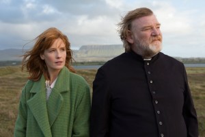 Le père James (Brendan Gleeson) et sa fille Fiona (Kelly Reilly)